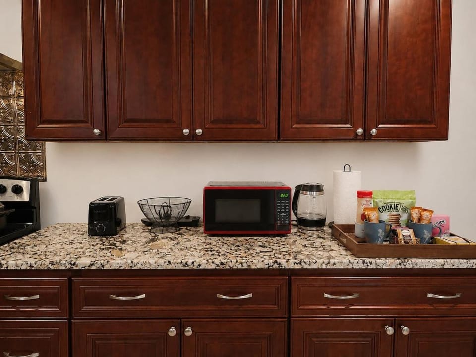 Coffee/tea facilities, Kitchen or kitchenette, Food and drinks, Food, stove, toaster