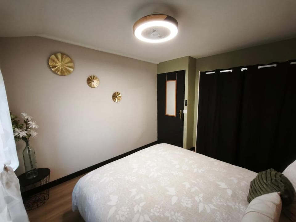 Photo of the whole room, Bedroom