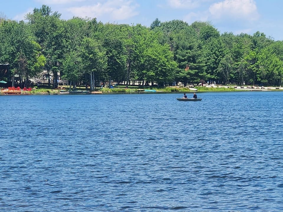 LAKEFRONT CHALET in THE BURCHES BEACH,FIREPIT,PRIVACY Chalet in Coolbaugh Township