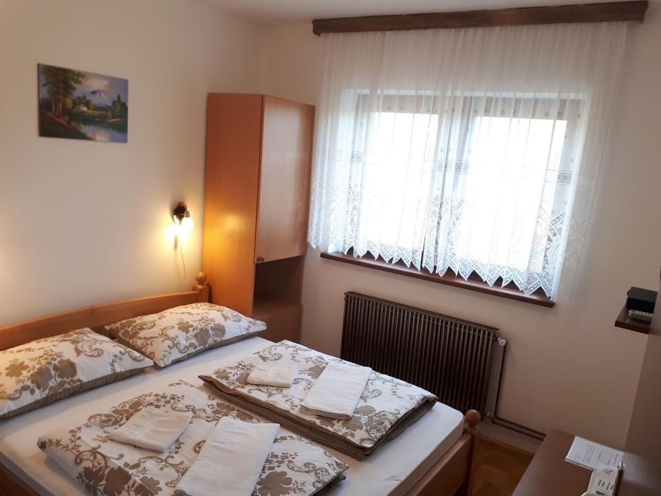 Bed, Bedroom, Garden view