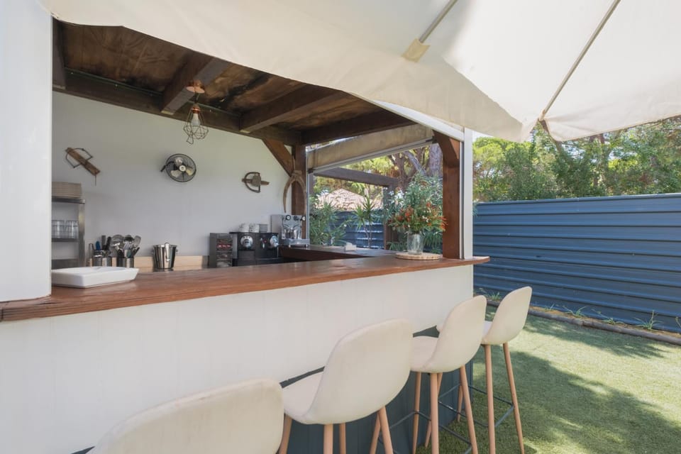 Lounge or bar, minibar