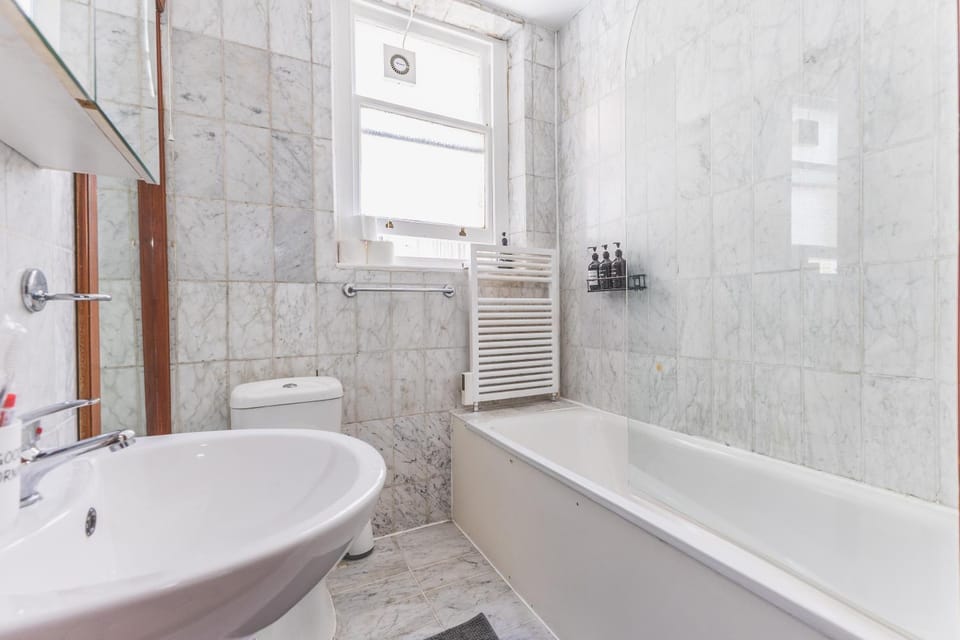 Luxury Maida Vale 3BR Flat Near Tube Hosts 8 Apartment in City of Westminster