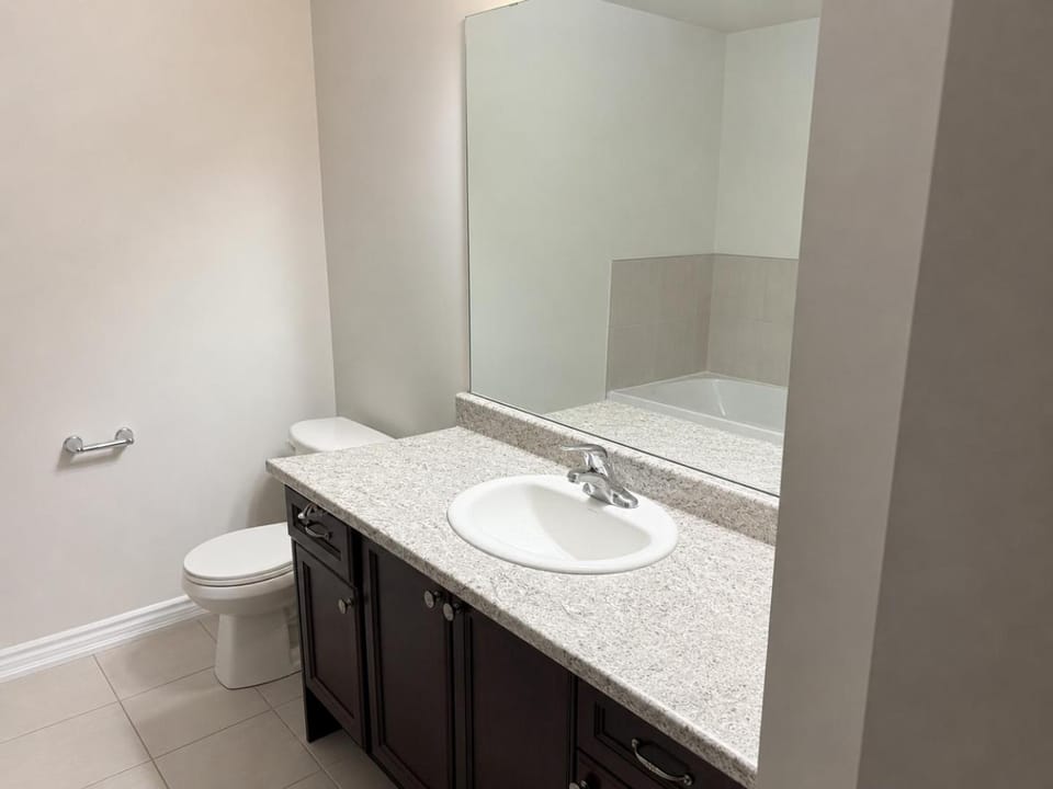 Bright Family Retreat 1 Min from Highway 403 Apartment in Brant