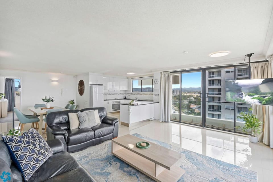TV and multimedia, View (from property/room), Kitchen or kitchenette, Living room, Seating area, Dining area, City view, Mountain view, oven, stove, air conditioner