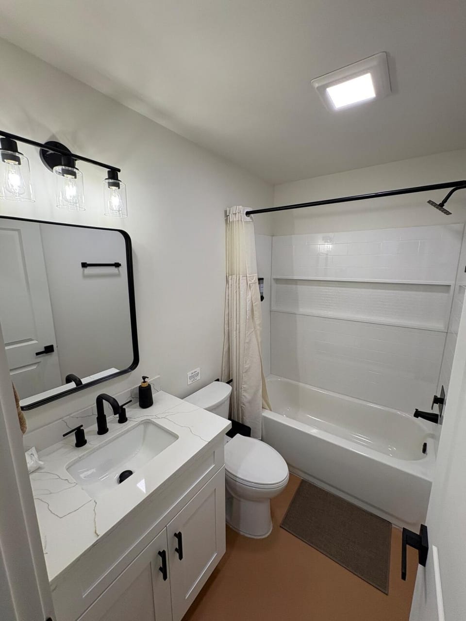 New Duplex Near Plants and Casinos Fast Wi-Fi Apartment in Sulphur