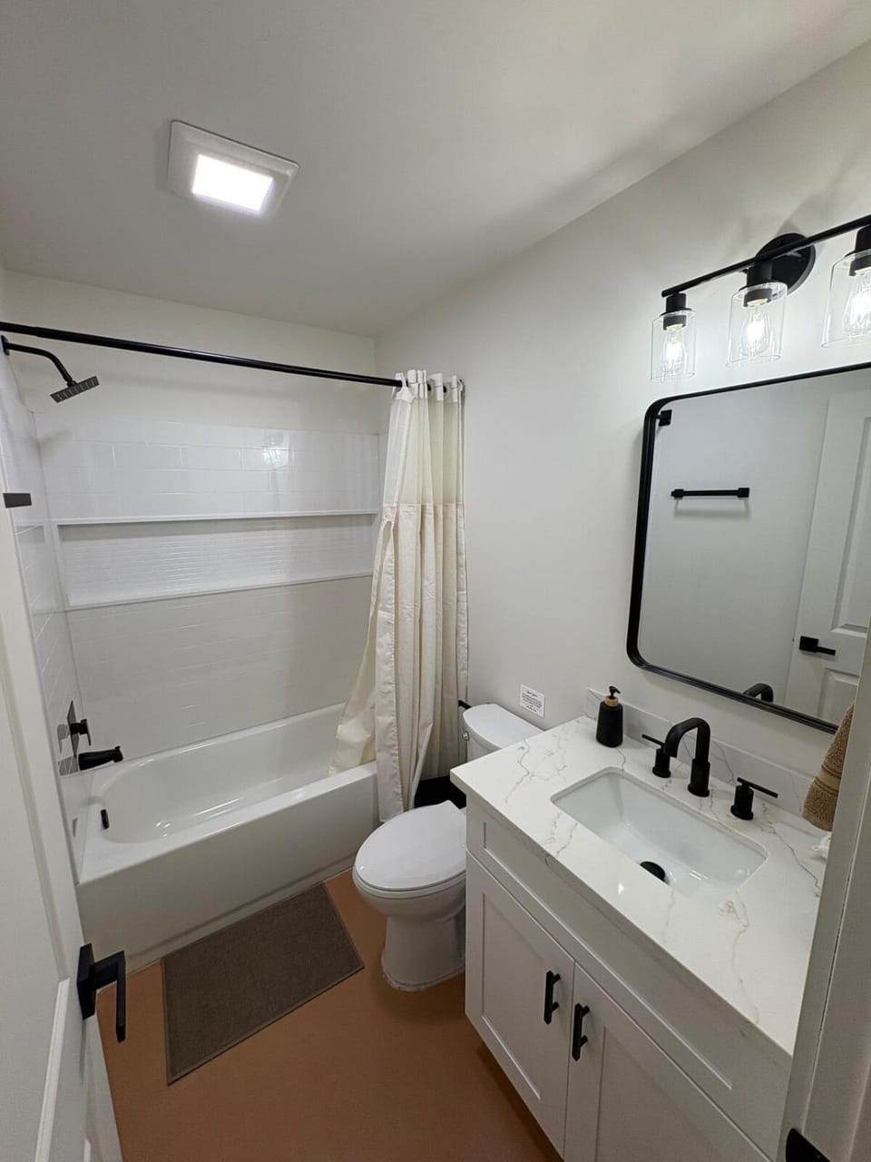 New Duplex Near Plants and Casinos Fast Wi-Fi Apartment in Sulphur