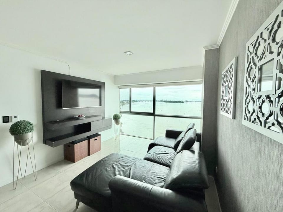 Suite con hermosa vista al río y piscina y jacuzzi RF2-304 Apartment in Guayaquil
