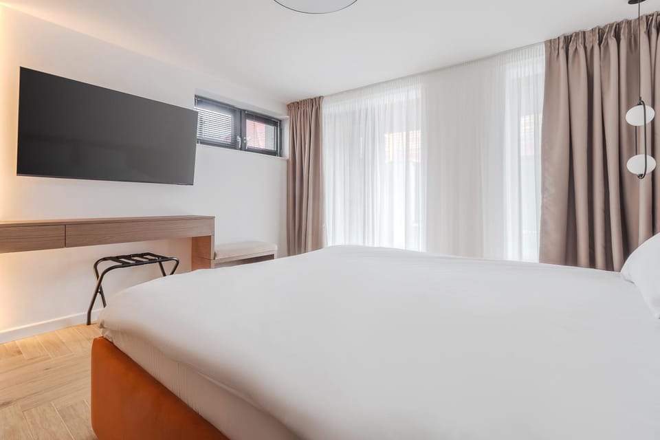 Bed, TV and multimedia, Photo of the whole room, Bedroom