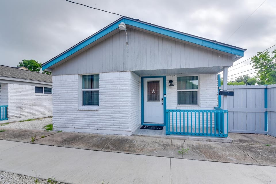 Houston Group Stay! 2 Homes Near Museum District House in Harris County