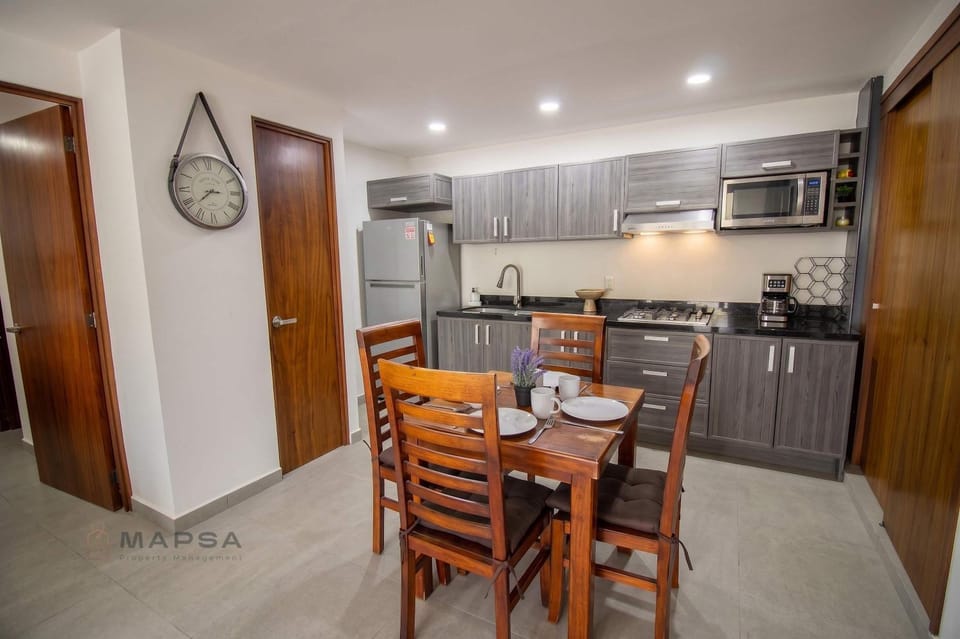 Kitchen or kitchenette, Dining area