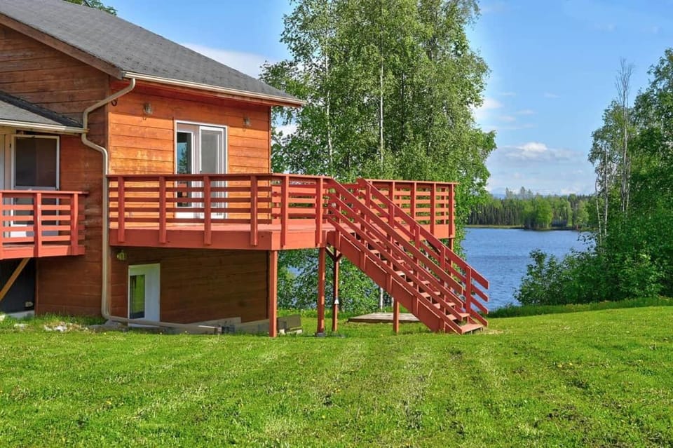 Grizzly Lodge at the Lake | Close to Kenai River House in Ridgeway