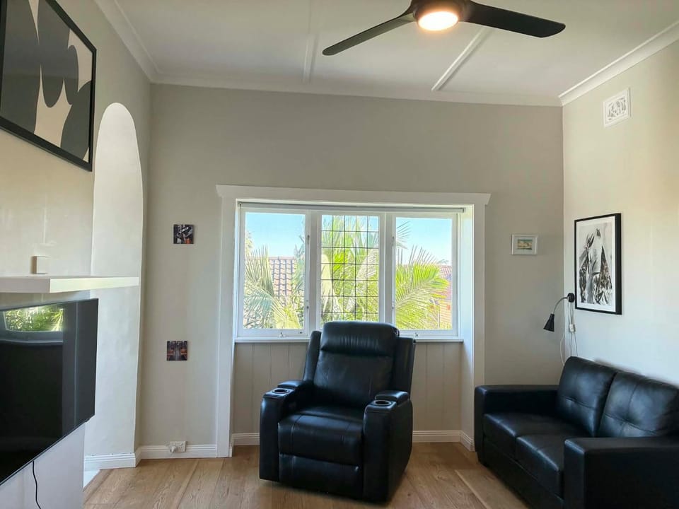 Harbour View Manly Retreat - Walk to Wharf & Beach - Homestay Experience Vacation rental in Manly