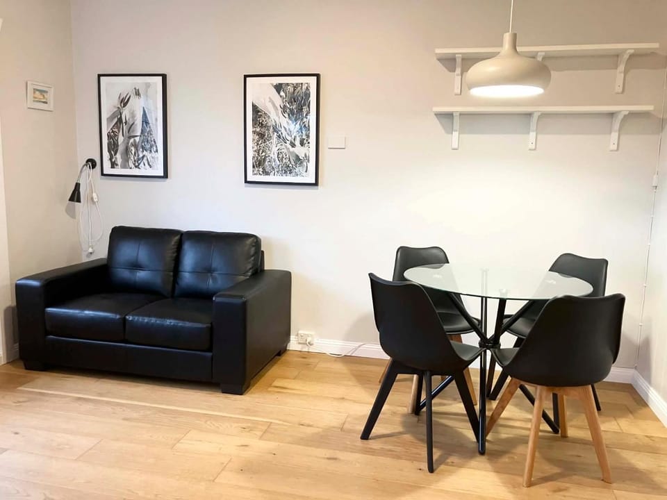 Harbour View Manly Retreat - Walk to Wharf & Beach - Homestay Experience Vacation rental in Manly