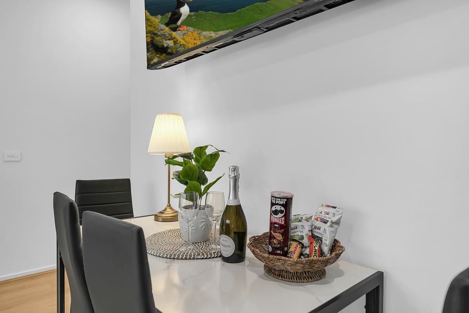 Seating area, Dining area, Alcoholic drinks