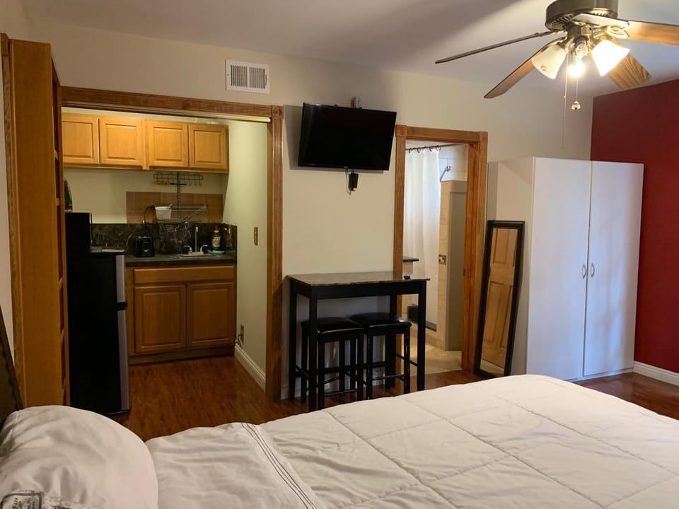 luxury king studio very private unit Apartment in Woodland Hills