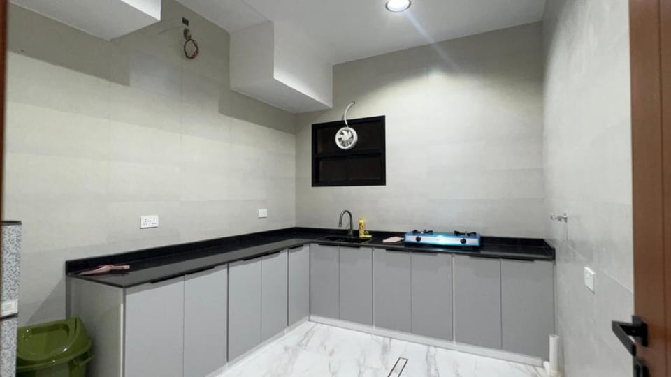 شقق عصرية مفروشة ومجهزة بالكامل في صلالة صحنوت قريبه من دوار المعمورة اول ساكن Apartment in Oman