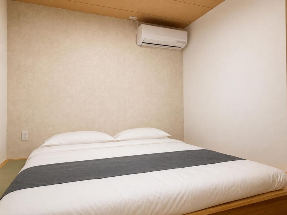 Bed, Photo of the whole room, Bedroom, air conditioner