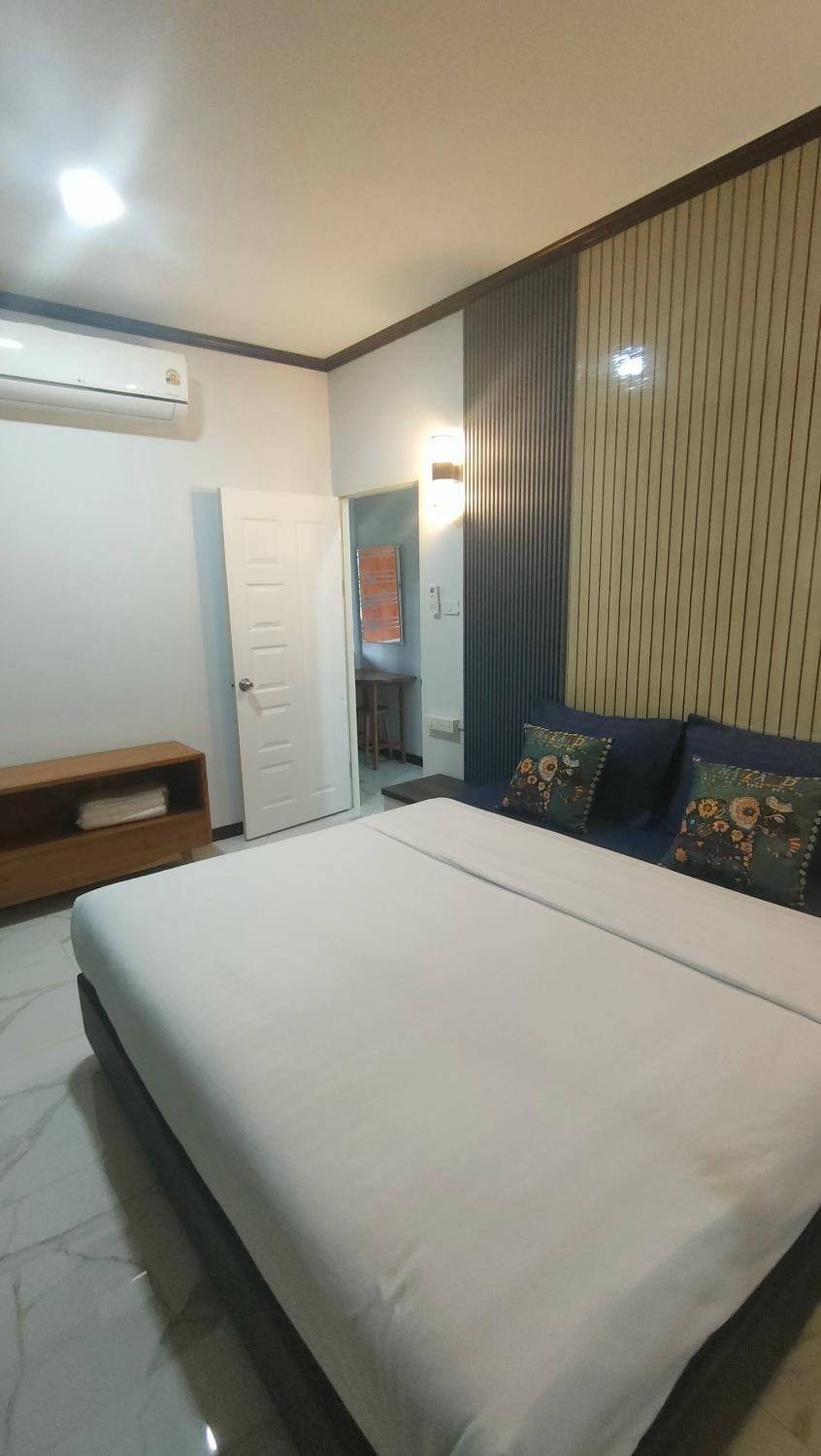 Bedroom, air conditioner