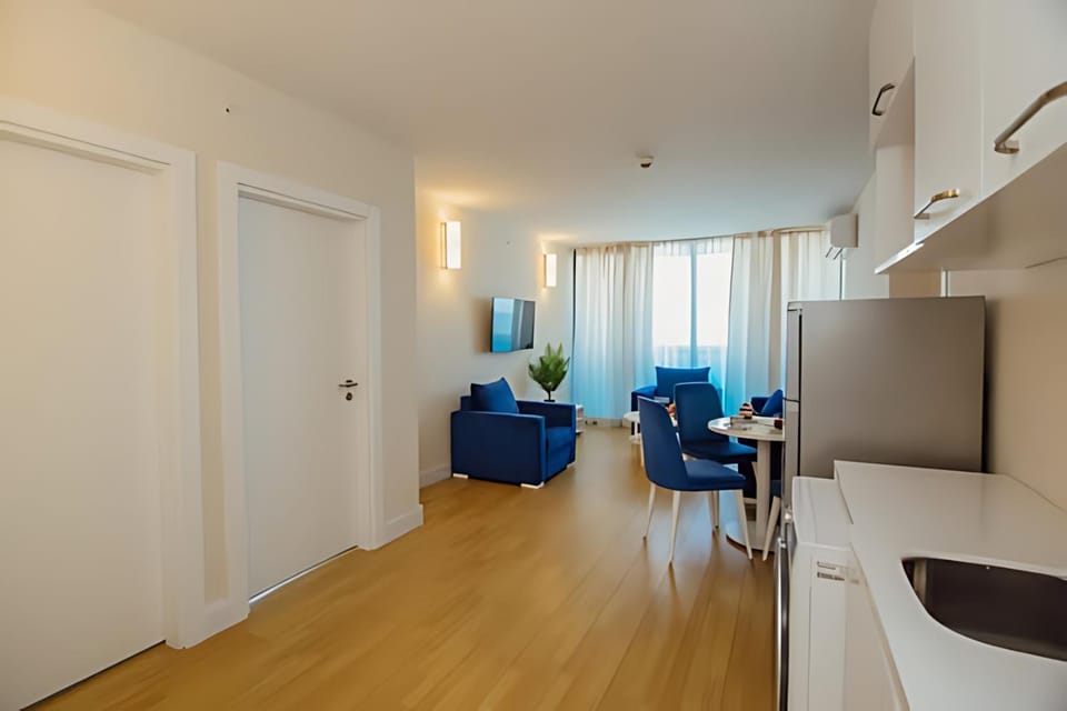 Bed, Kitchen or kitchenette, Living room, Photo of the whole room, Seating area, Dining area, Bedroom