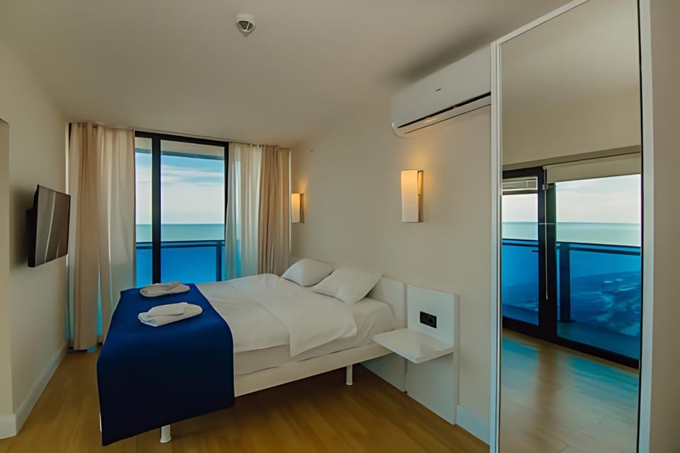 Bed, TV and multimedia, Photo of the whole room, Bedroom, towels