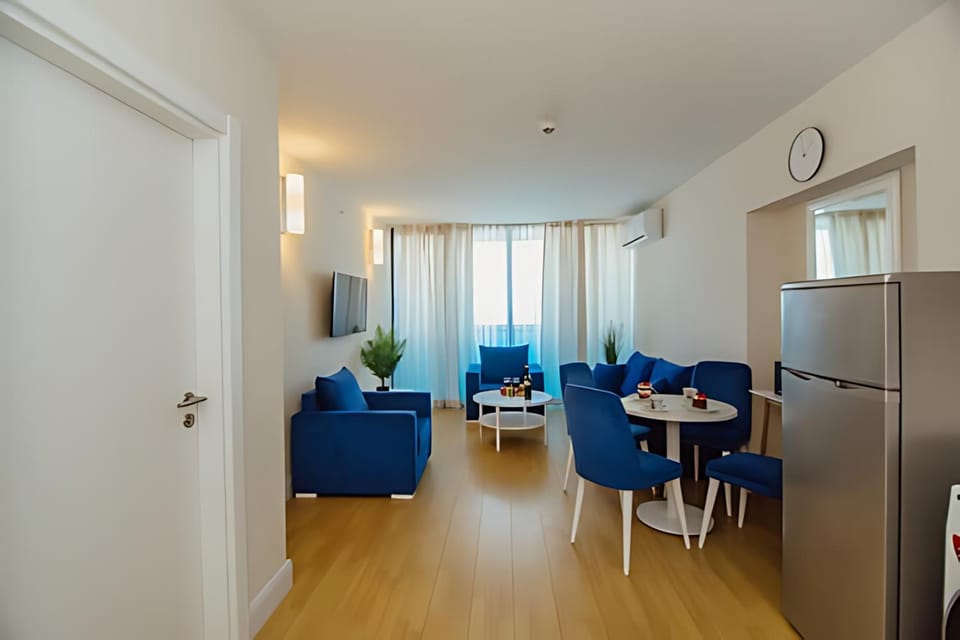 Kitchen or kitchenette, Living room, Seating area, Dining area, oven