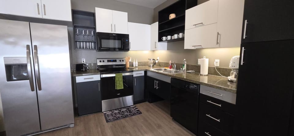 Coffee/tea facilities, Kitchen or kitchenette, dishwasher, oven, stove, toaster