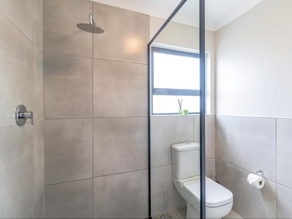 Shower, Toilet