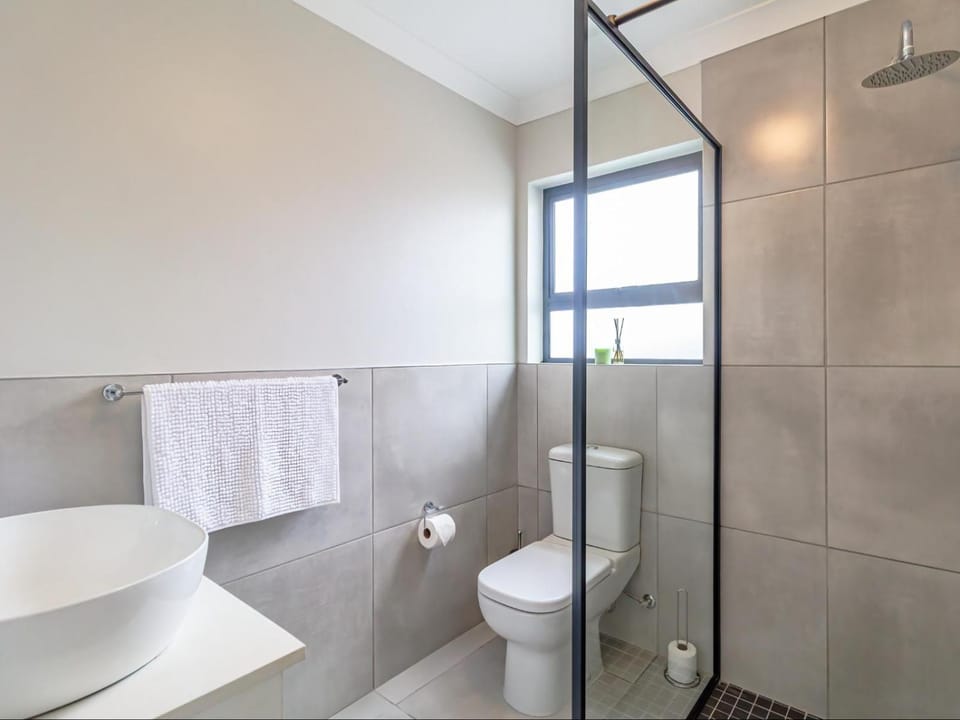 Shower, Toilet