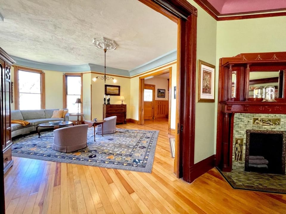 Victorian Mansion in Gold Mining Town House in Yreka