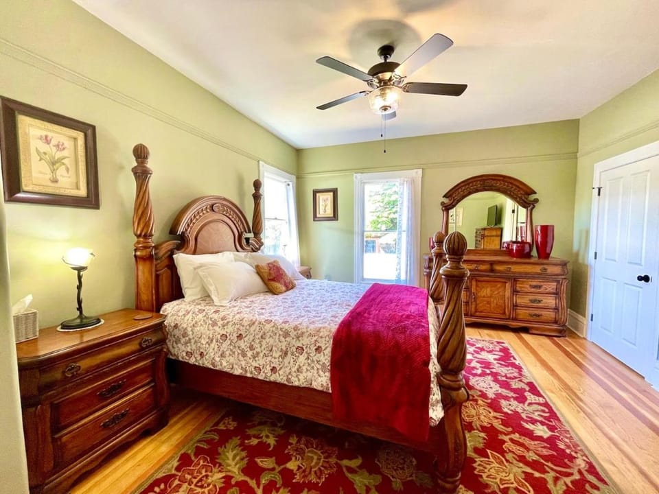 Victorian Mansion in Gold Mining Town House in Yreka