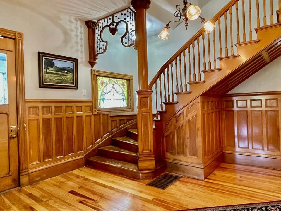 Victorian Mansion in Gold Mining Town House in Yreka