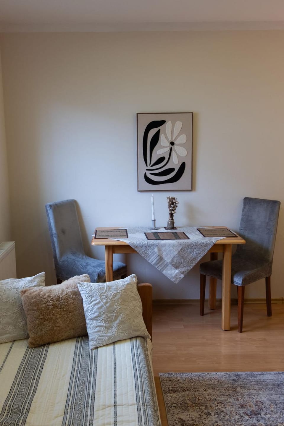Photo of the whole room, Seating area