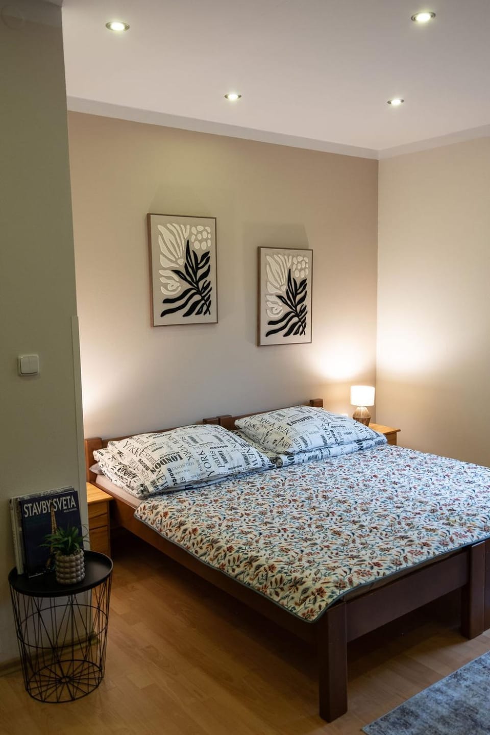 Photo of the whole room, Bedroom