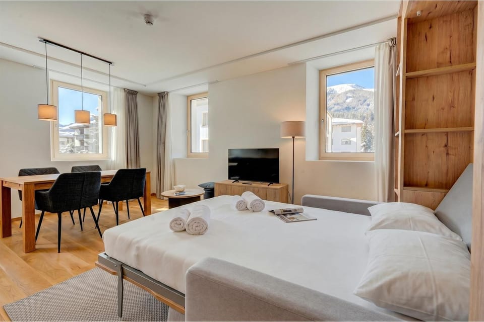 Bed, TV and multimedia, Dining area