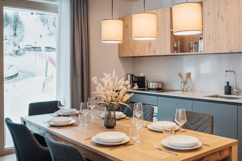 Kitchen or kitchenette, Dining area