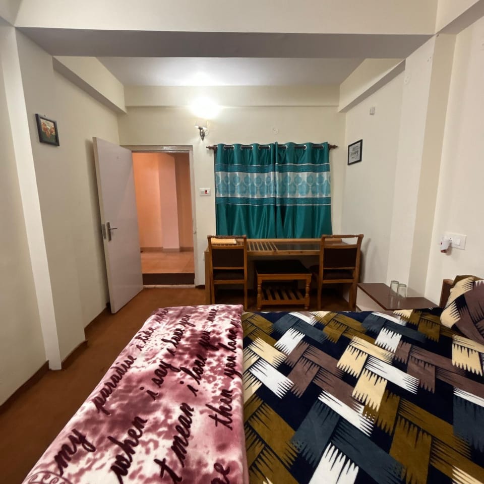 Bed, Photo of the whole room, Seating area, Dining area