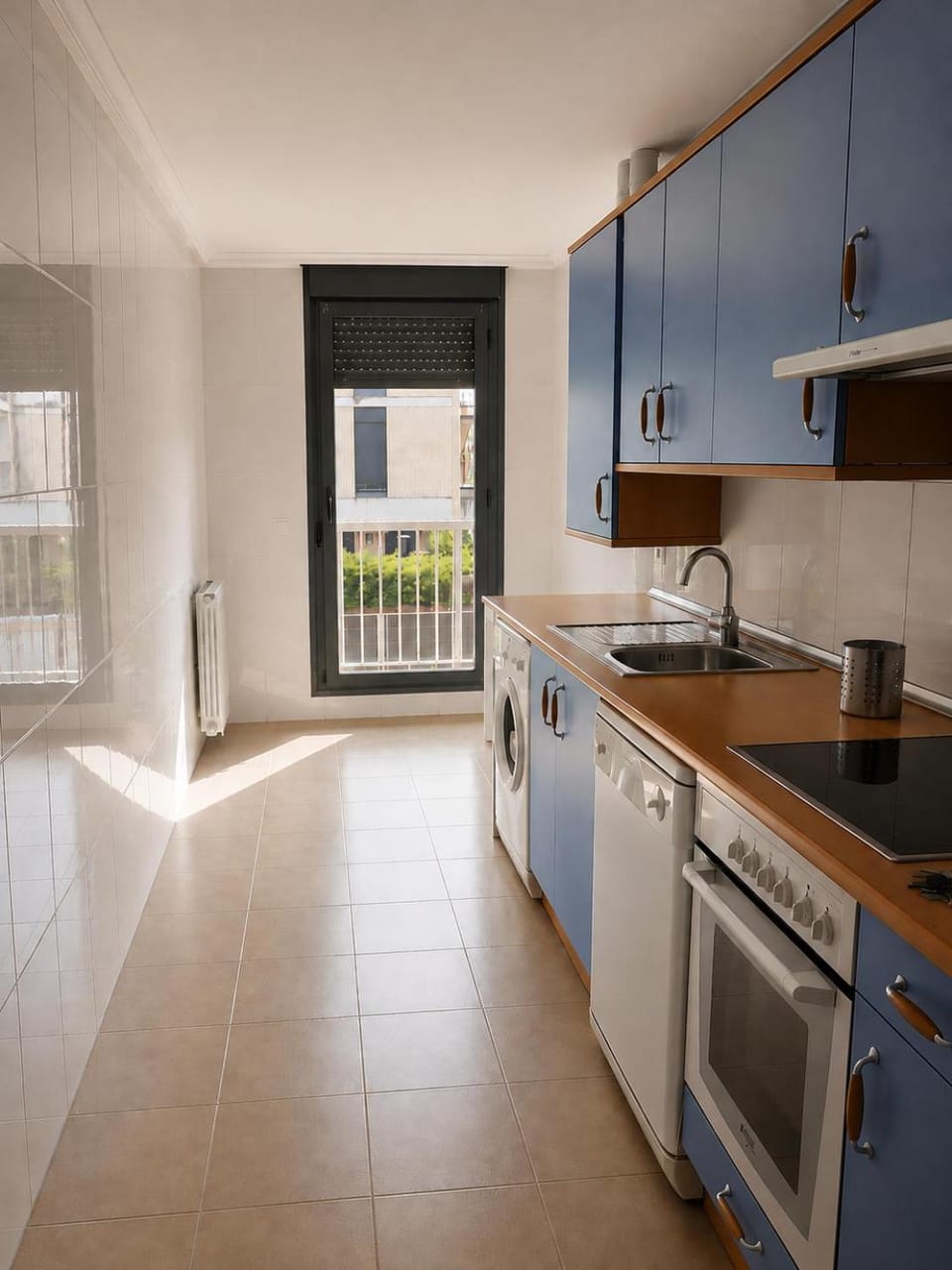 Coffee/tea facilities, Kitchen or kitchenette, dishwasher, oven, stove