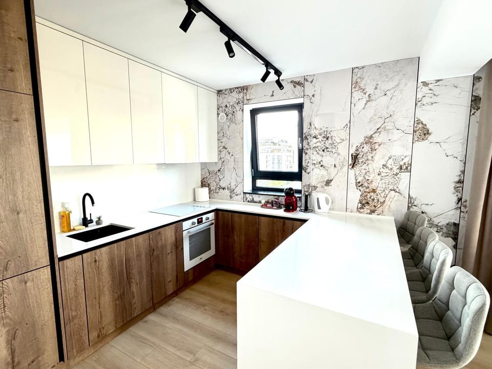 Kitchen or kitchenette, minibar