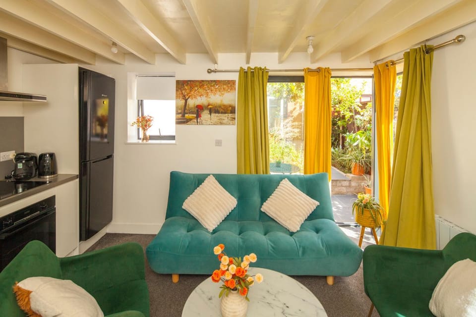 Patio, Kitchen or kitchenette, Living room, Seating area
