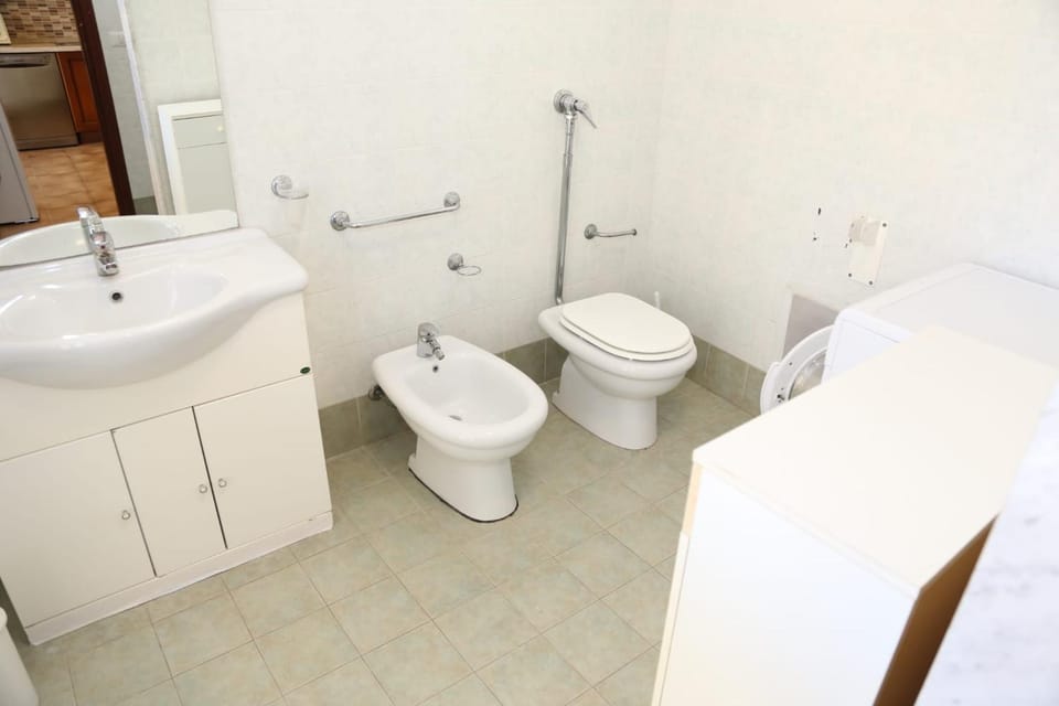 Toilet, Bathroom, bidet, towels