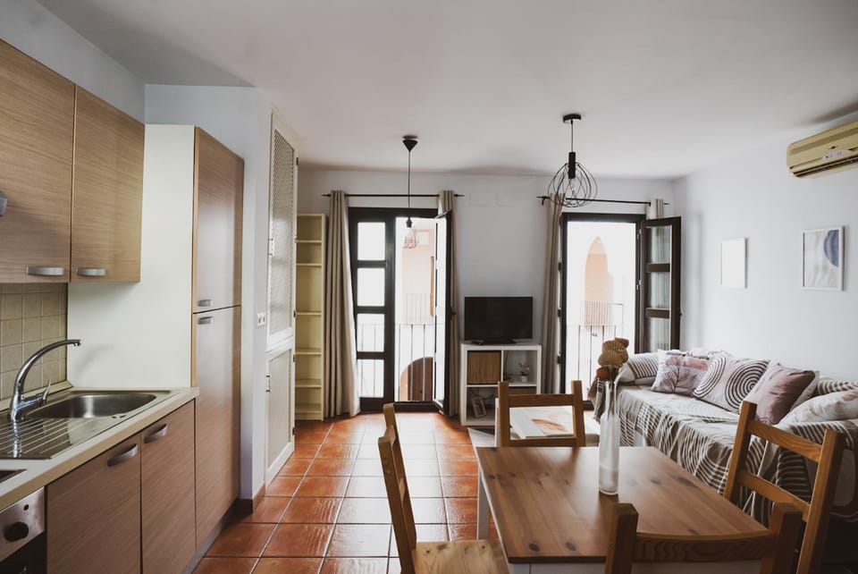 Bed, Seating area, Dining area, air conditioner