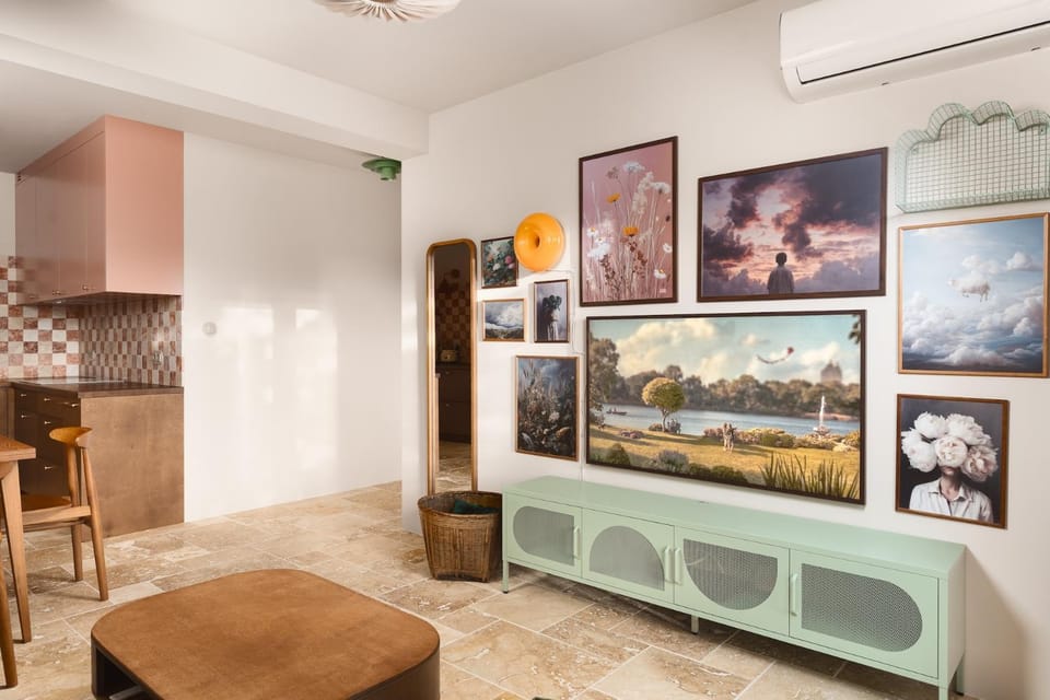 Communal lounge/ TV room, TV and multimedia, Living room, Seating area, Evening entertainment, air conditioner