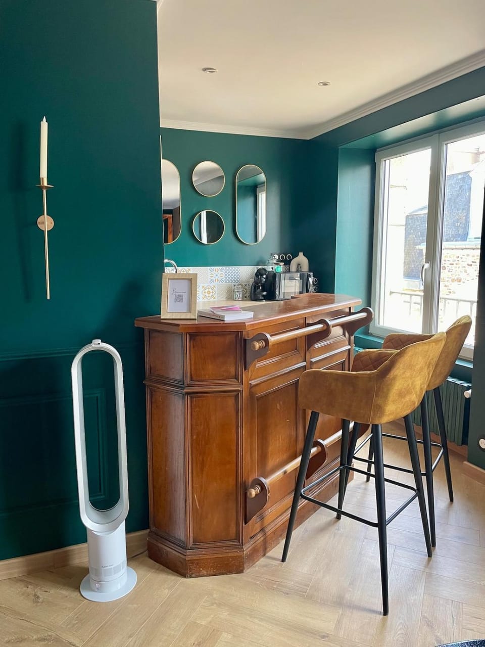 Kitchen or kitchenette, Decorative detail, Dining area, concierge, air conditioner