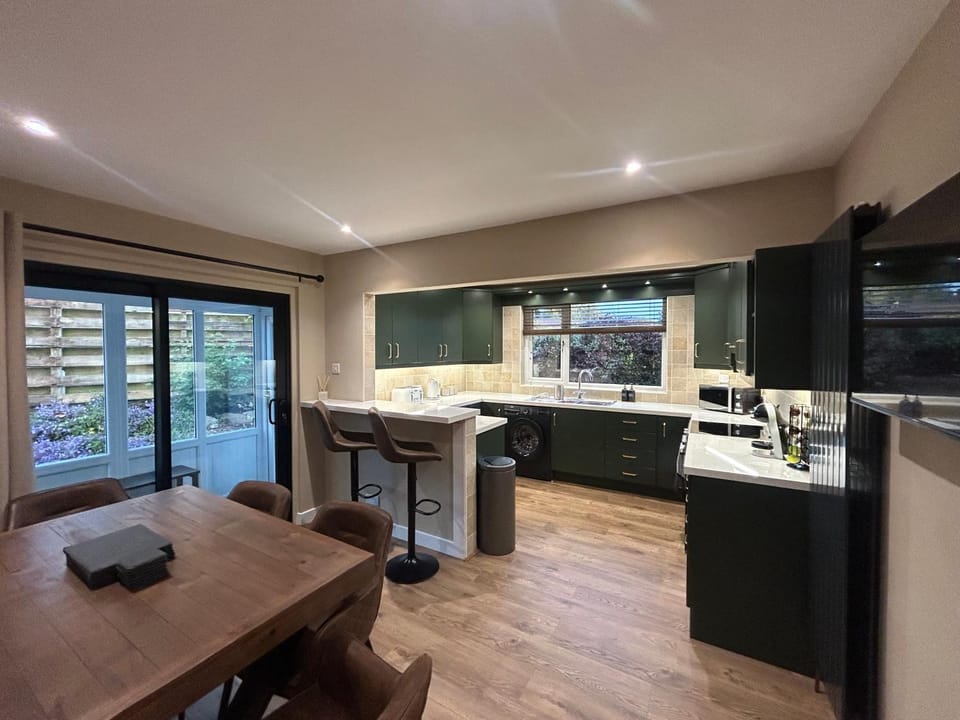 Kitchen or kitchenette, dishwasher, oven, washing machine