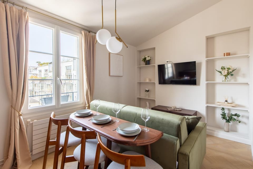 TV and multimedia, Living room, Seating area, Dining area