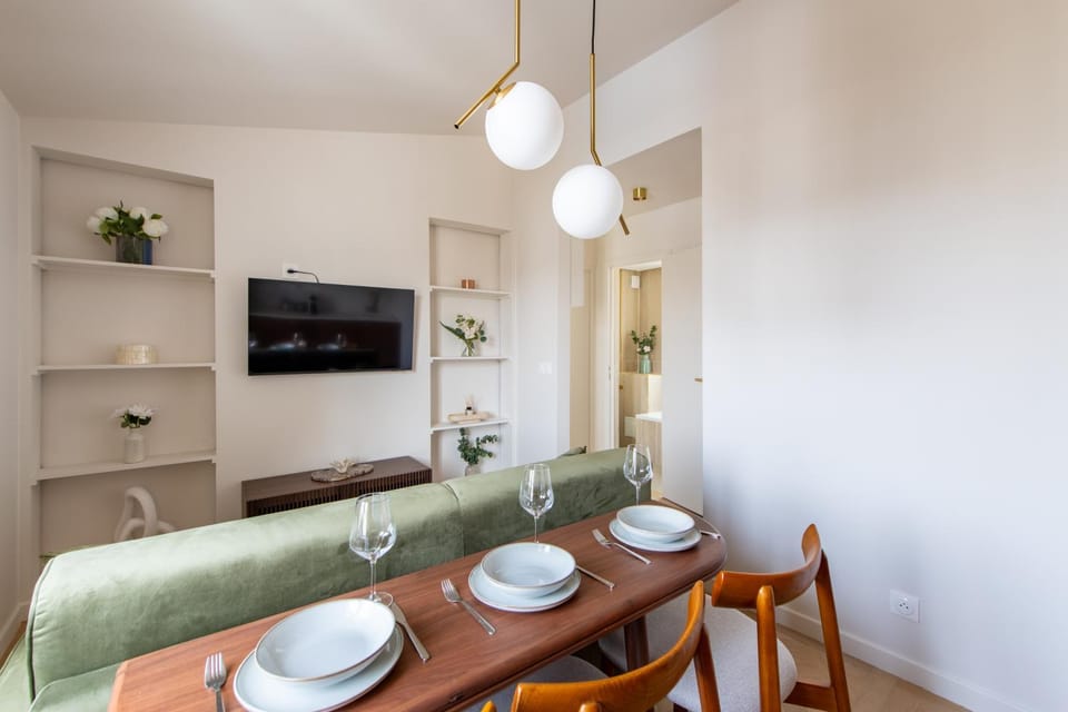 TV and multimedia, Seating area, Dining area