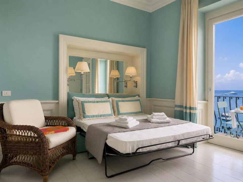 500 meters from the port, sea view, and air conditioning Apartment in Marina Grande