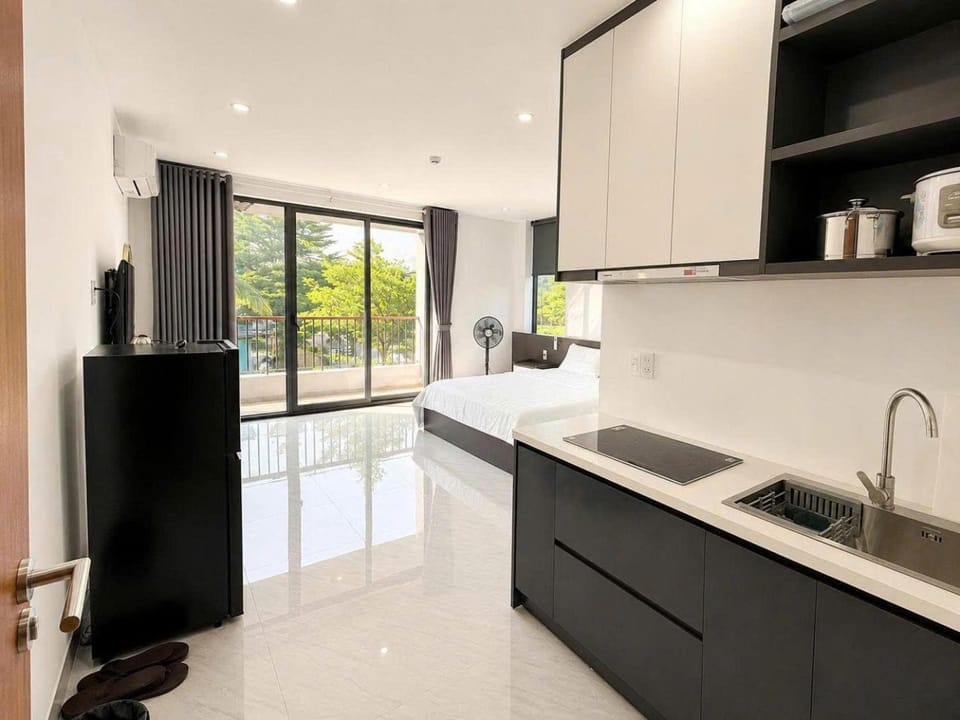 Kitchen or kitchenette, minibar, stove
