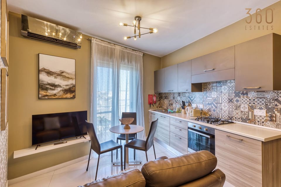 TV and multimedia, Kitchen or kitchenette, Living room, Seating area, Dining area, minibar, oven, stove