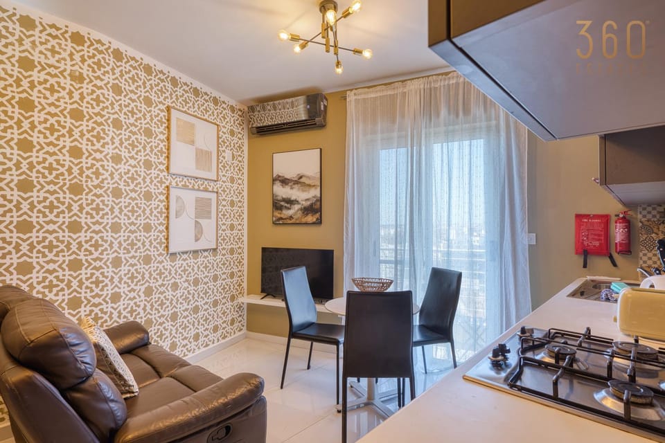 Bed, TV and multimedia, Kitchen or kitchenette, Living room, Photo of the whole room, Seating area, Dining area, Bedroom, fireplace, air conditioner